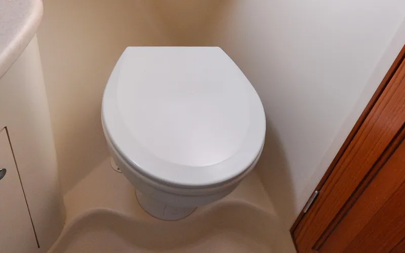 Coralee Yacht Photos Pics Hunter 45CC - Coralee - Aft Cabin - Ensuite Head - Toilet