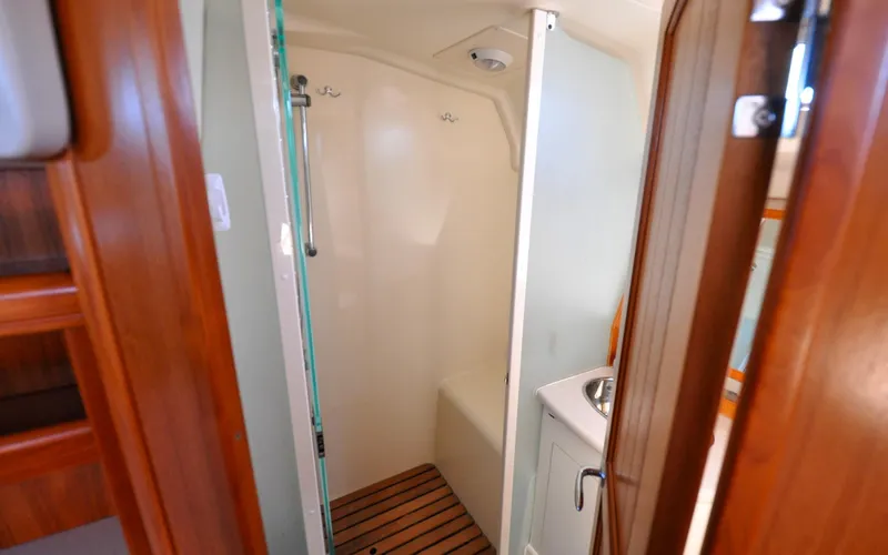 Coralee Yacht Photos Pics Hunter 45CC - Coralee - Aft Cabin - Ensuite Head - Stall Shower