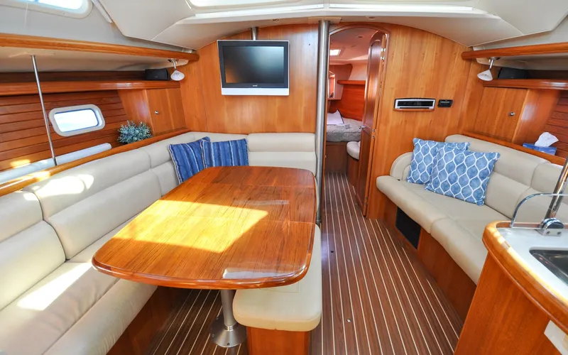 Coralee Yacht Photos Pics Hunter 45CC - Coralee - Salon