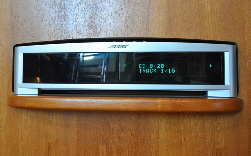 Coralee Yacht Photos Pics Hunter 45CC - Coralee - Salon - Stereo Receiver