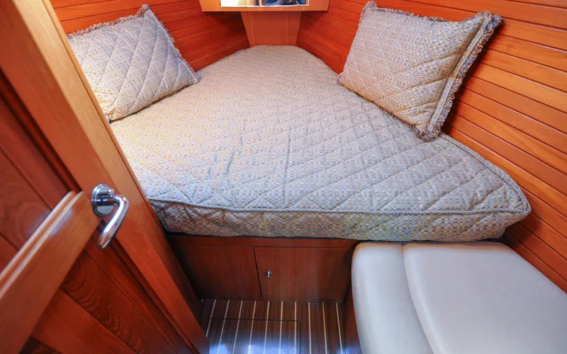 Coralee Yacht Photos Pics Hunter 45CC - Coralee - Forward Cabin