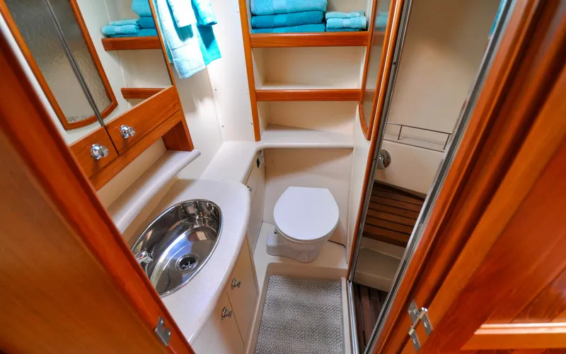 Coralee Yacht Photos Pics Hunter 45CC - Coralee - Forward Head