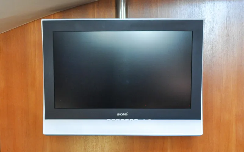 Coralee Yacht Photos Pics Hunter 45CC - Coralee - Forward Head - Salon - TV