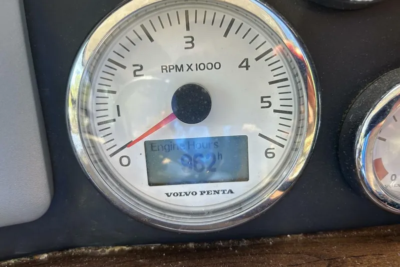  Yacht Photos Pics Volvo Penta tachometer showing 862 engine hours on a 2011 Four Winns V335 boat.