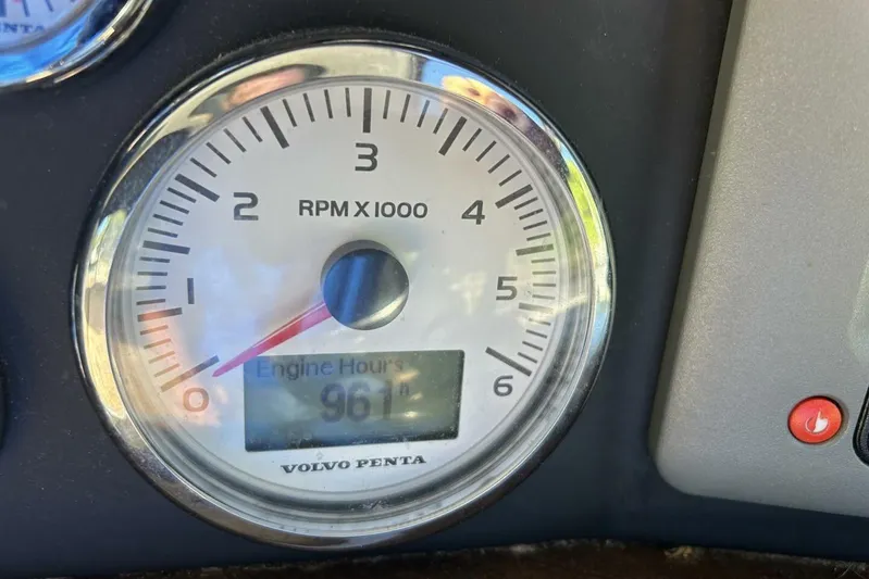  Yacht Photos Pics Tachometer of 2011 Four Winns V335 showing 961 engine hours, Volvo Penta branding.