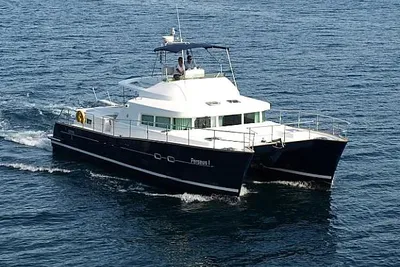 2005 Lagoon Power 43