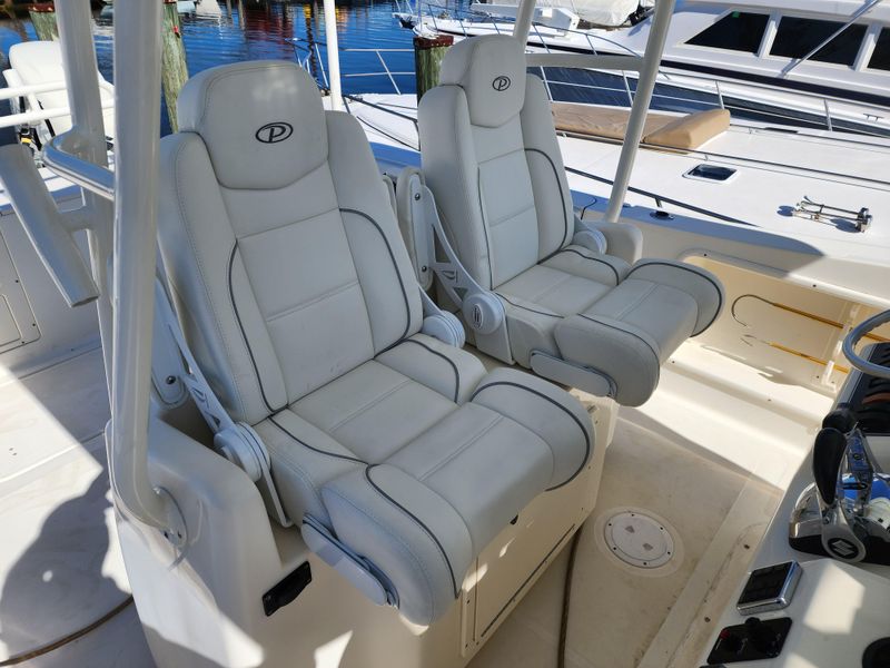 2002 Pursuit 3070 Center Console