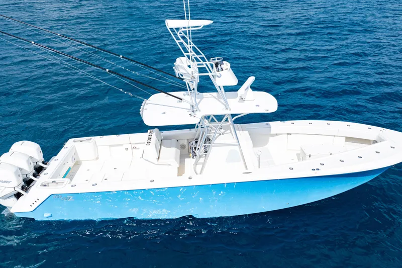  Yacht Photos Pics 2018 SeaVee 370Z boat on open ocean, featuring multiple fishing rods.