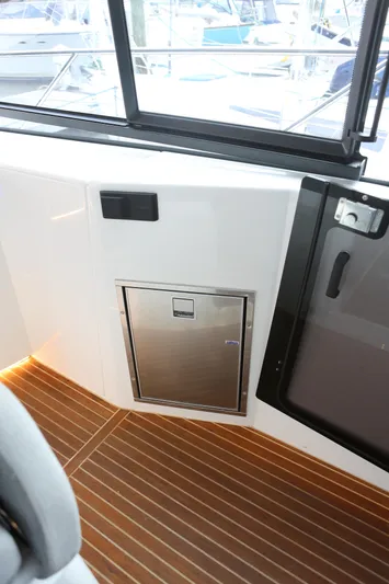 Lucky Lovers Yacht Photos Pics Ice maker in salon