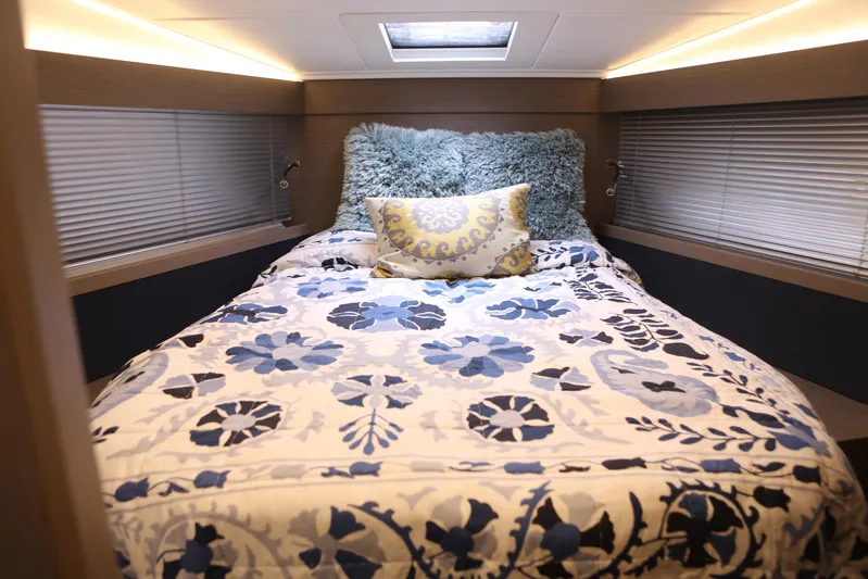 Lucky Lovers Yacht Photos Pics VIP cabin forward