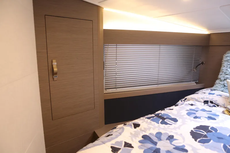 Lucky Lovers Yacht Photos Pics VIP cabin - port side