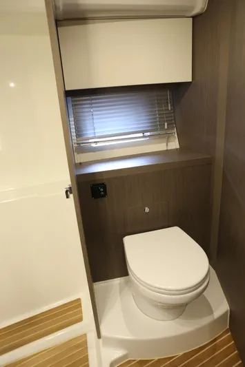 Lucky Lovers Yacht Photos Pics VIP head compartment