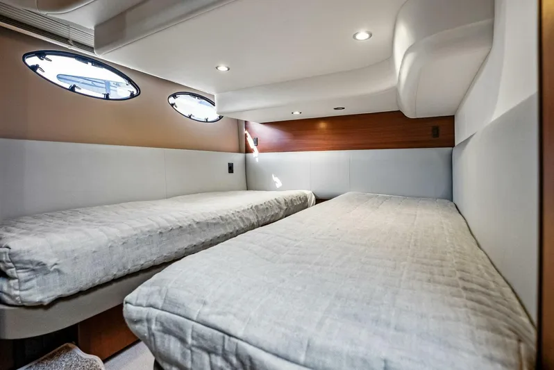 Zefa Yacht Photos Pics Interior cabin of 2019 Princess 43 Flybridge yacht with twin beds and modern design.