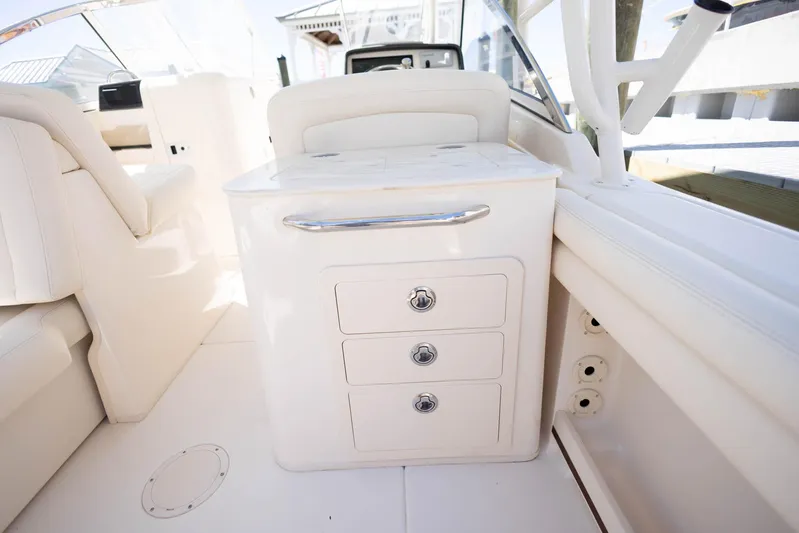  Yacht Photos Pics 2021 Grady-White Freedom 275 boat interior with white cabinetry and seating.