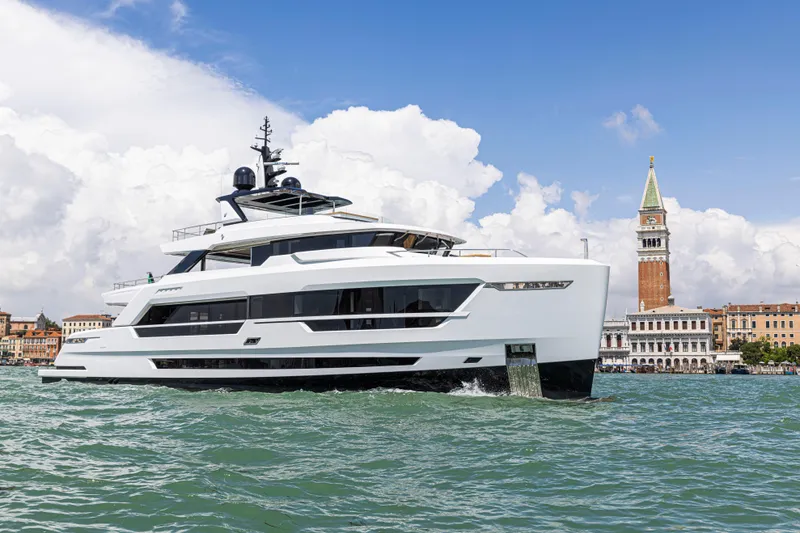 Ducale 120 Yacht Photos Pics 