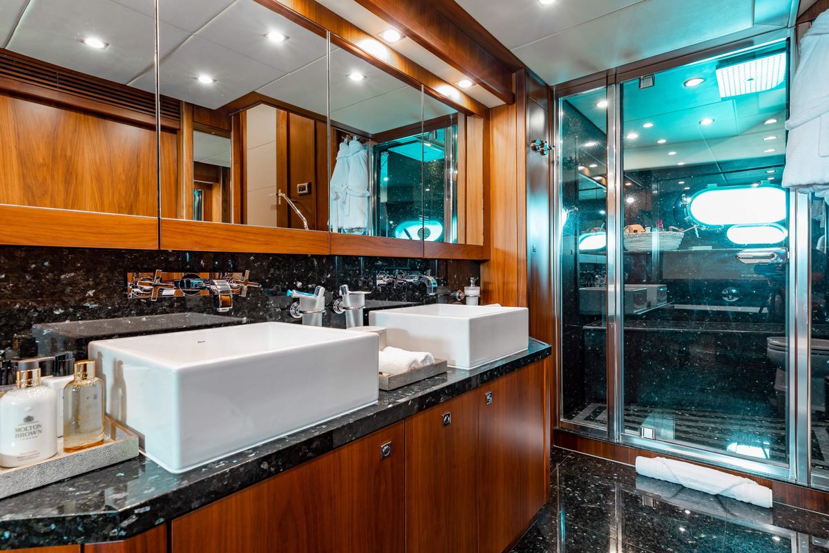 2009 Sunseeker 121 