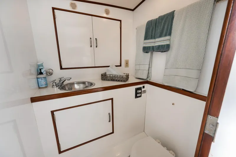 Big Mama Yacht Photos Pics Billy Knowles 40 Express - Head