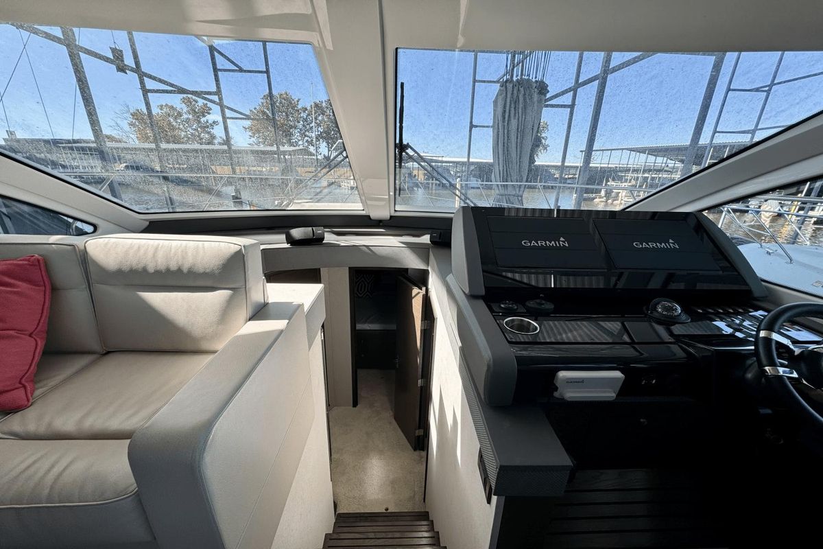 2018 Cruisers Yachts 49 