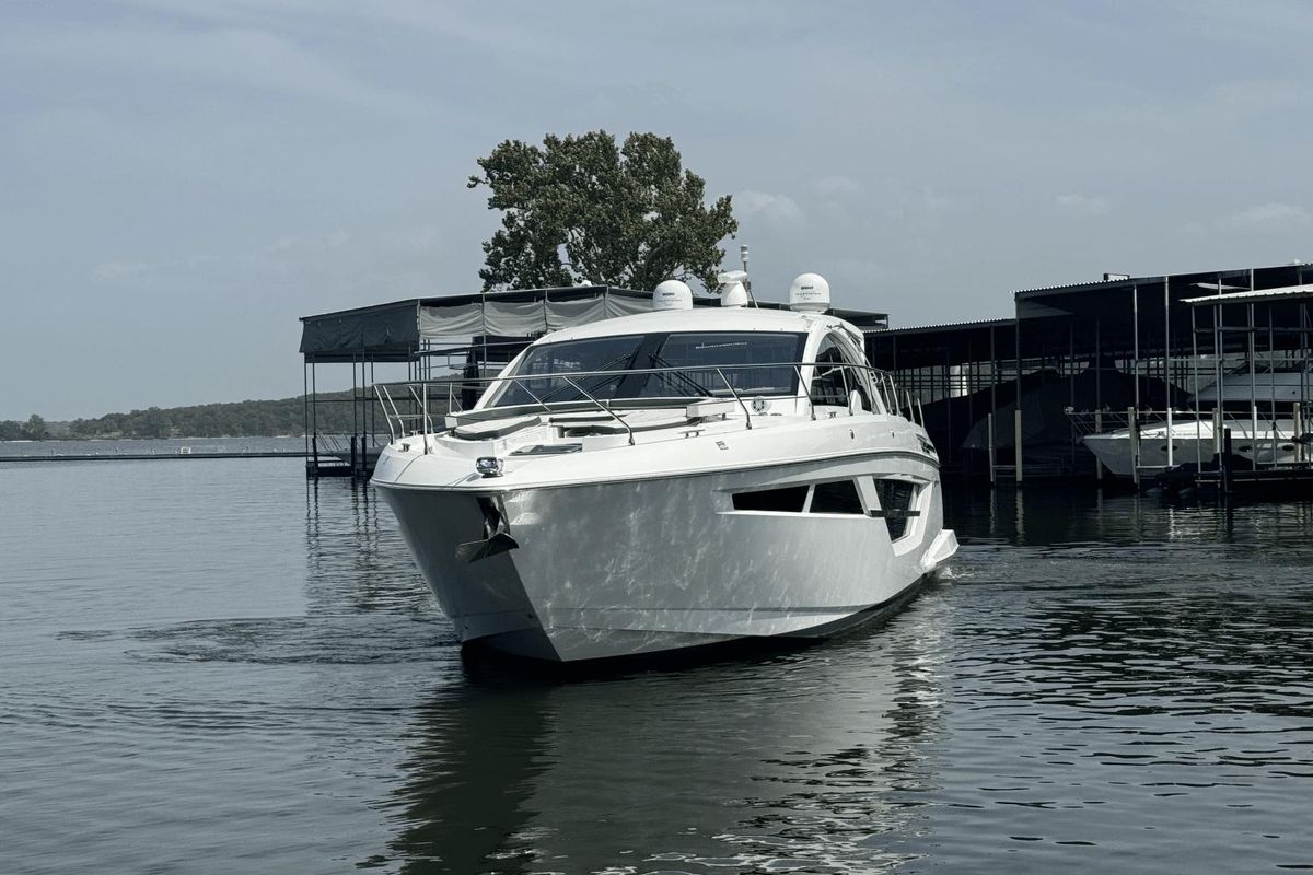 2018 Cruisers Yachts 49 
