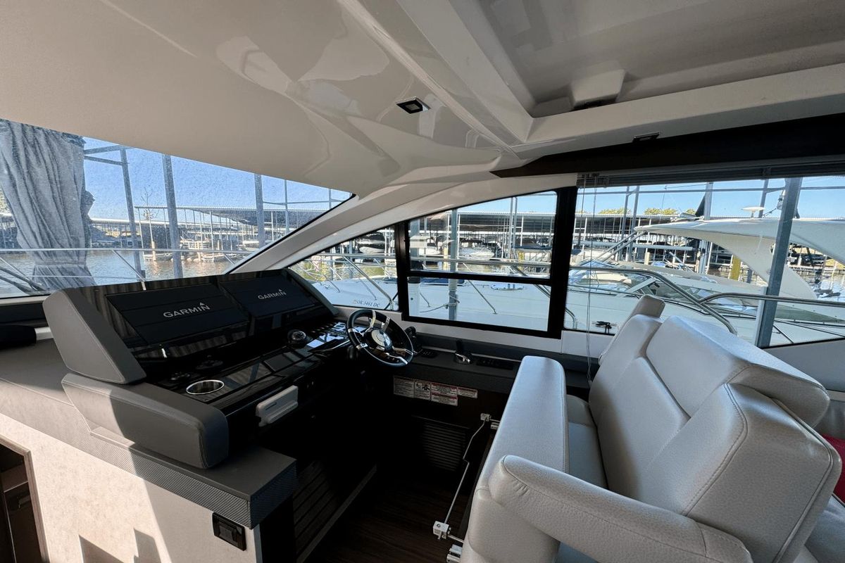 2018 Cruisers Yachts 49 