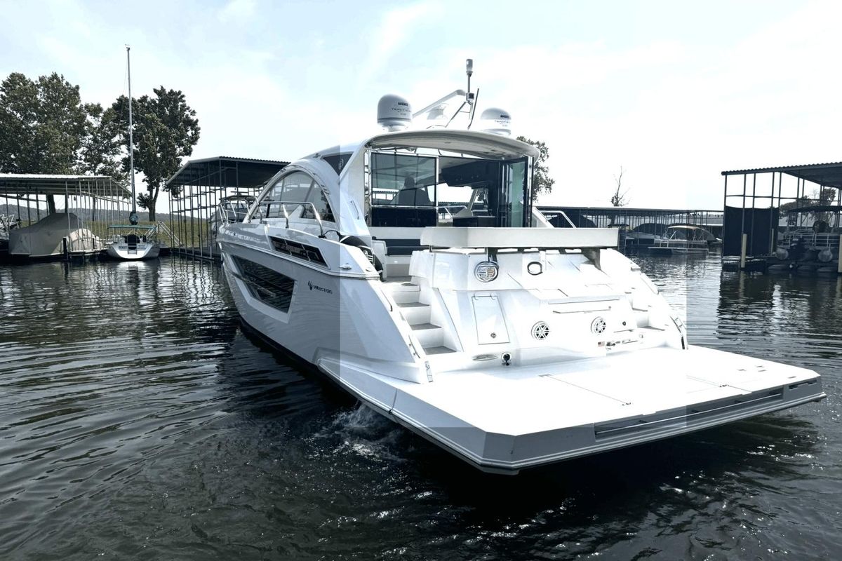 2018 Cruisers Yachts 49 
