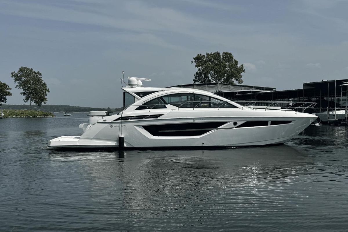 2018 Cruisers Yachts 49 