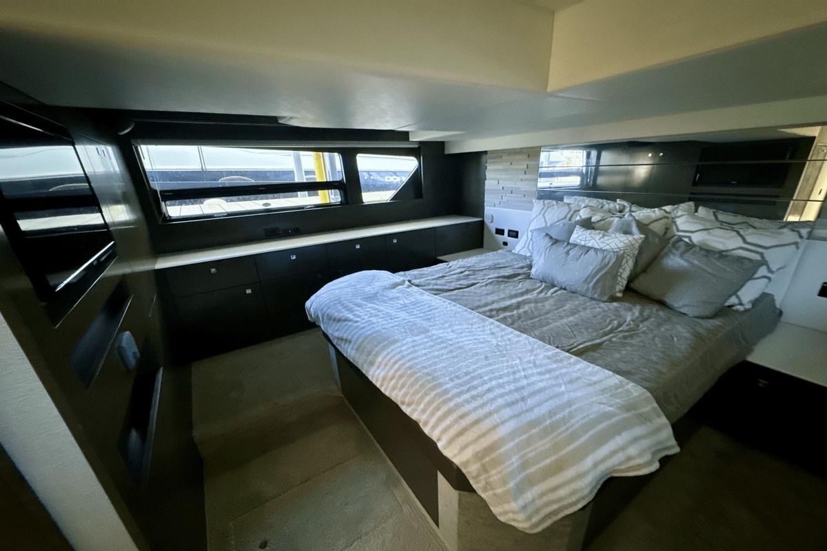 2018 Cruisers Yachts 49 