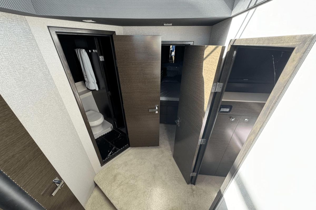 2018 Cruisers Yachts 49 