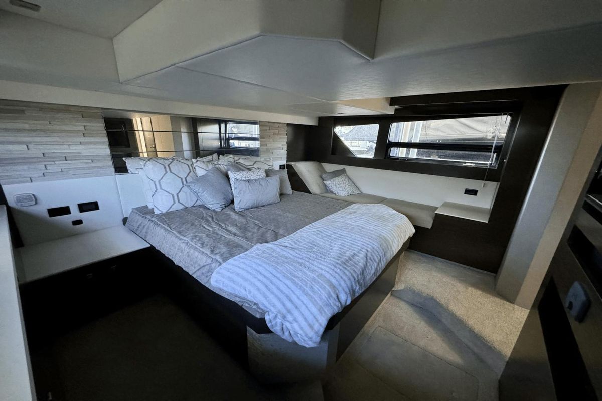 2018 Cruisers Yachts 49 