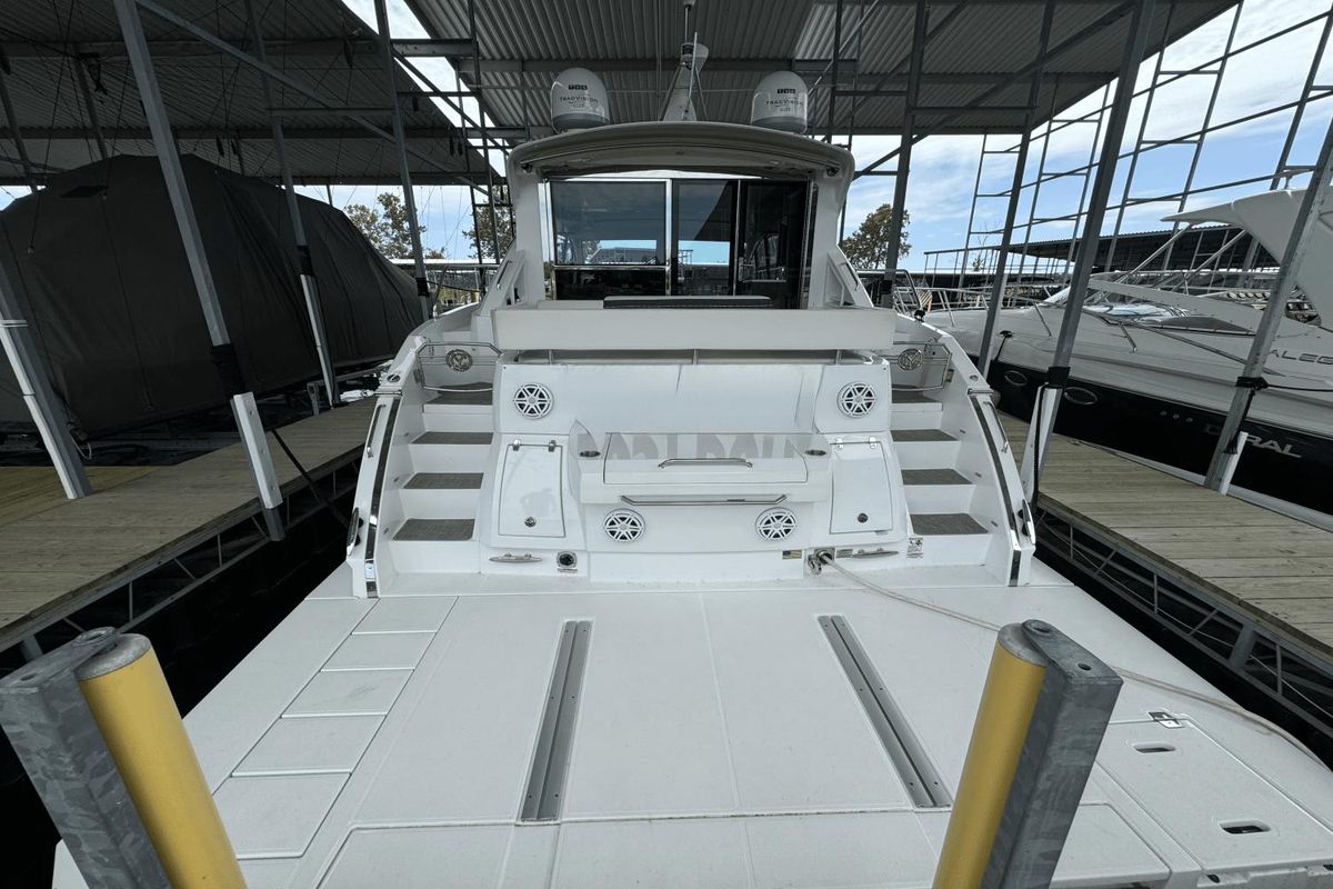 2018 Cruisers Yachts 49 