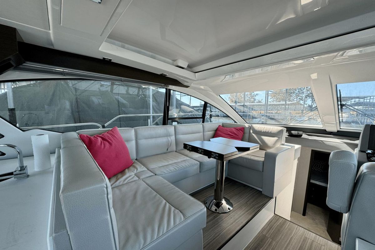 2018 Cruisers Yachts 49 