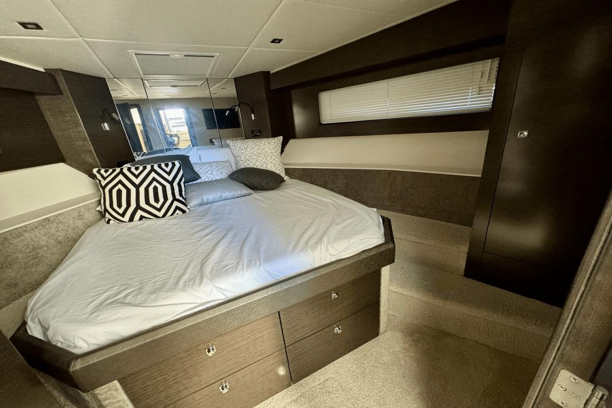 2018 Cruisers Yachts 49 