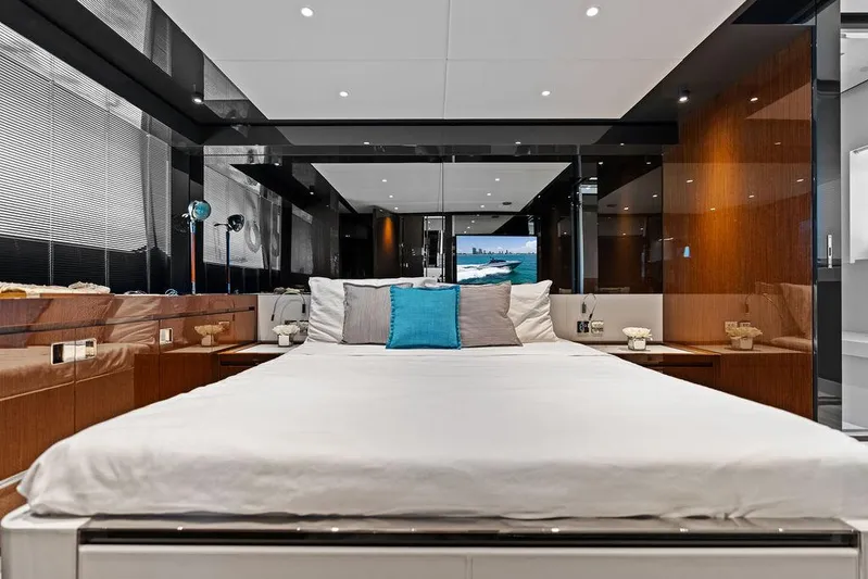 Club T Yacht Photos Pics 