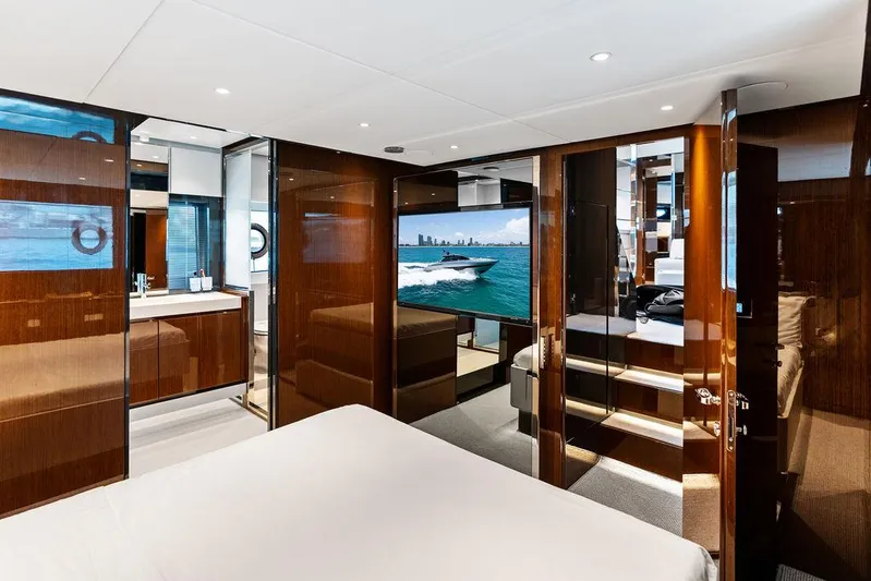 Club T Yacht Photos Pics 