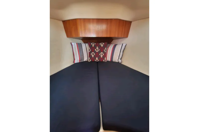 Seaquel Yacht Photos Pics Cozy cabin interior of 2003 Hunter 386 sailboat with nautical-themed pillows.