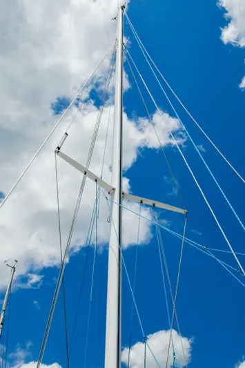 Sangaris Yacht Photos Pics Manta 42 MkII sailboat mast against blue sky and clouds, 2005 model.