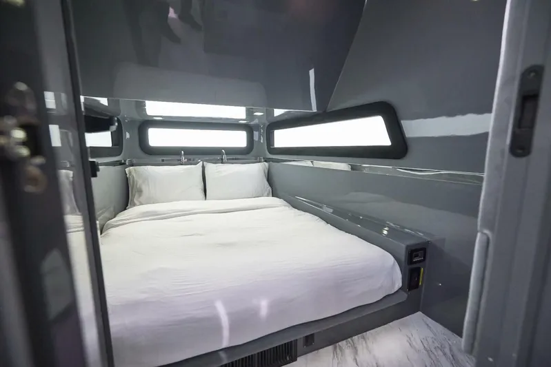 Mr. Lucky Yacht Photos Pics 2024 Midnight Express 52 Vitesse - Image 52