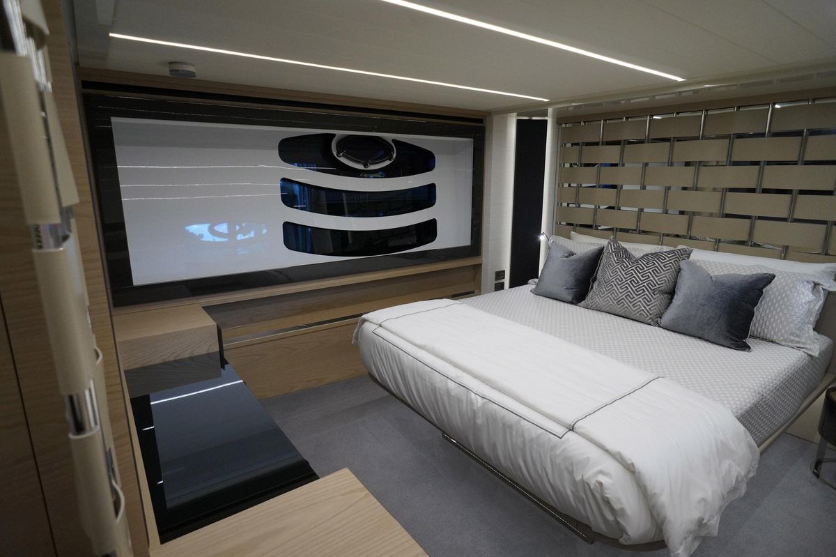 2016 Pershing 70 