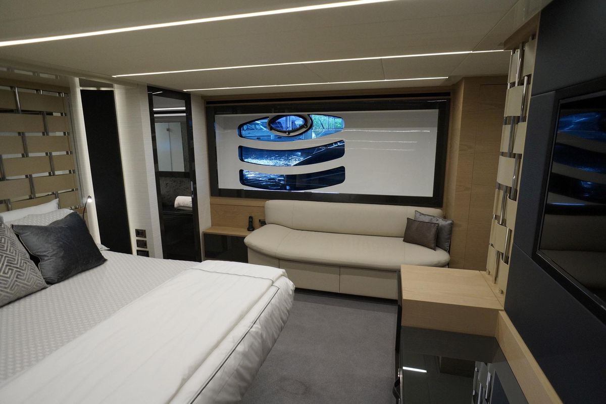 2016 Pershing 70 