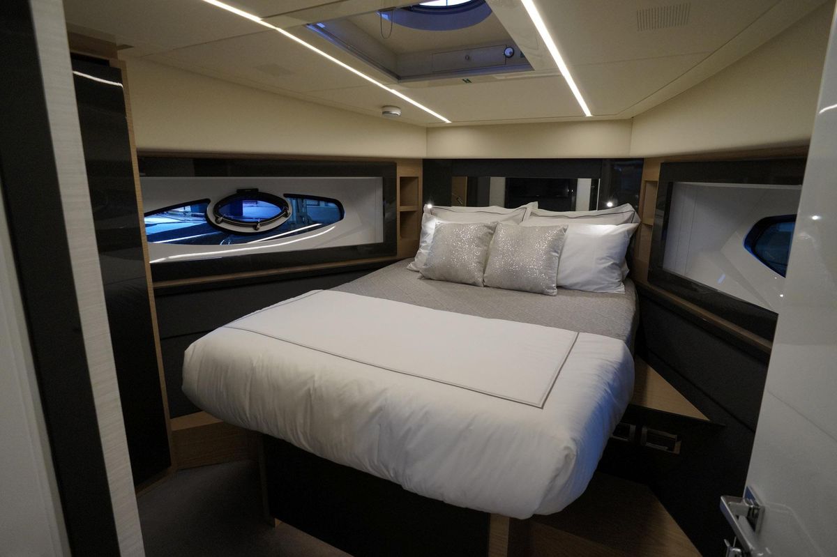 2016 Pershing 70 
