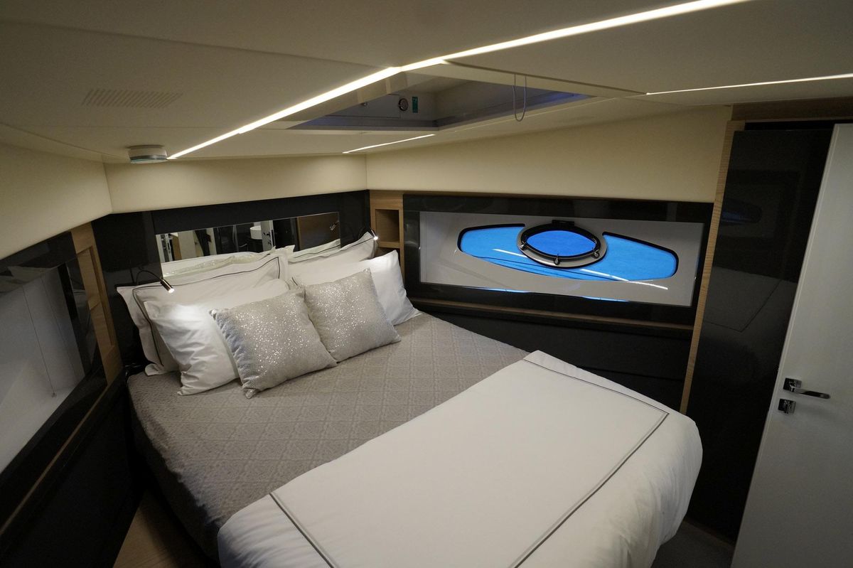 2016 Pershing 70 