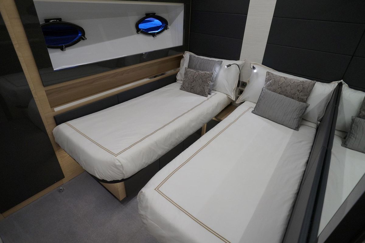 2016 Pershing 70 