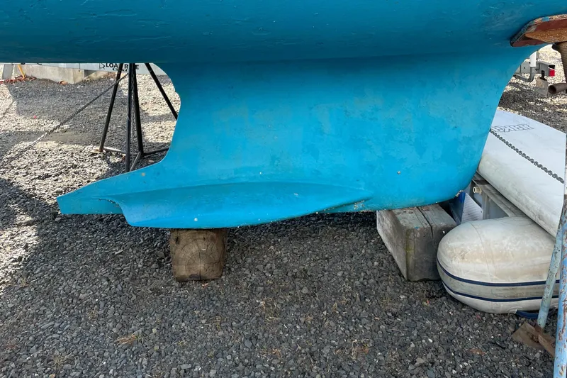 Mariah Yacht Photos Pics 2008 Hunter 41 Deck Salon sailboat keel on gravel, supported by blocks.