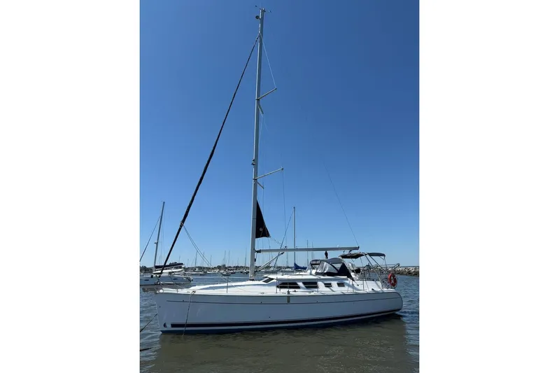 Mariah Yacht Photos Pics 2008 Hunter 41 Deck Salon sailboat on calm water under clear blue sky.