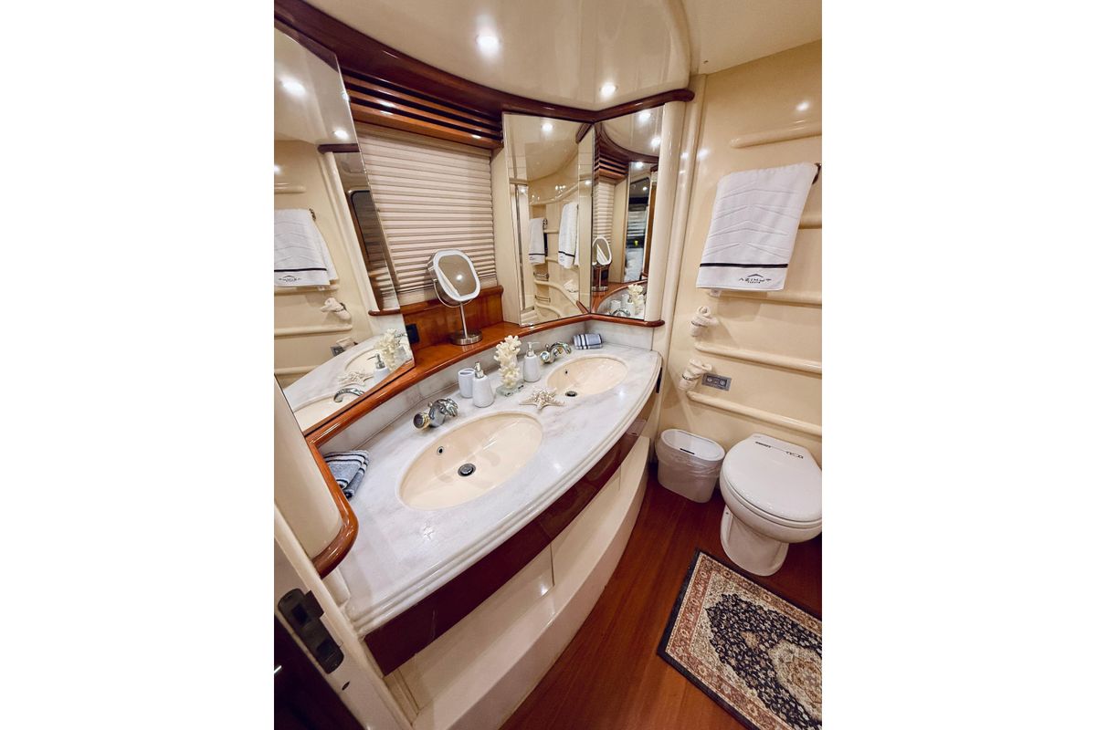 2007 Azimut 70 