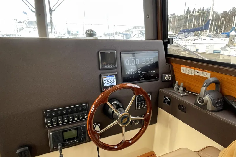 Poseidon&rsquo;s Lanai Yacht Photos Pics Lower helm station 1