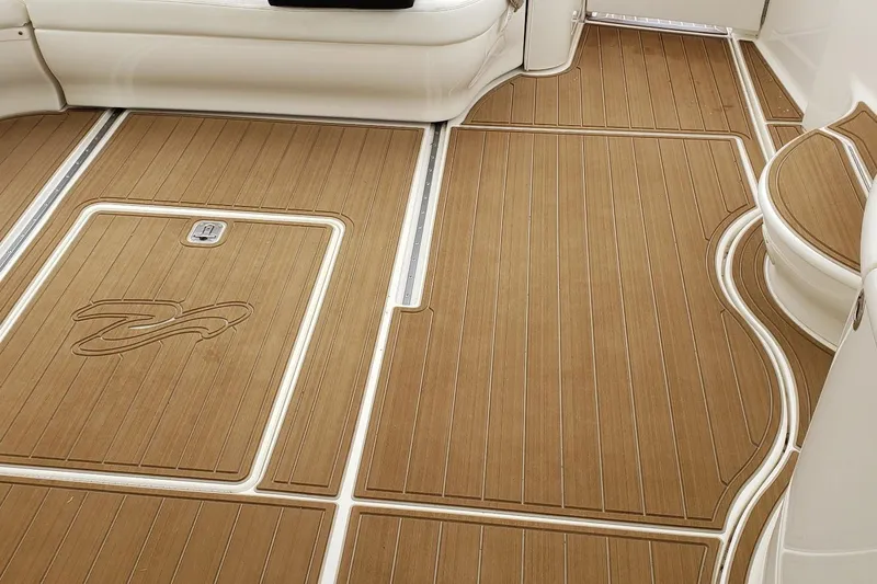  Yacht Photos Pics Luxurious teak flooring on 1998 Sea Ray 540 Sundancer yacht interior.