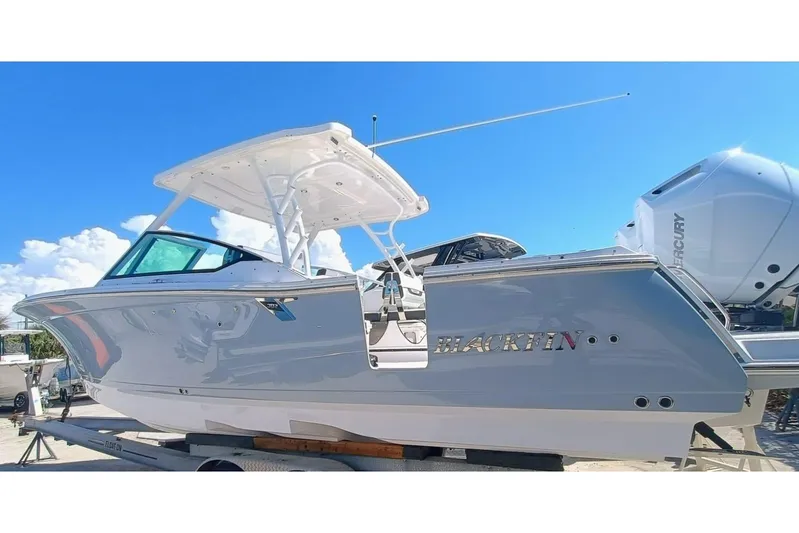 302-126 Yacht Photos Pics 2025 Blackfin 302 DC boat with sleek design and modern features.