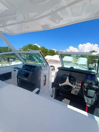 302-126 Yacht Photos Pics Interior view of 2025 Blackfin 302 DC boat cockpit under clear blue sky.