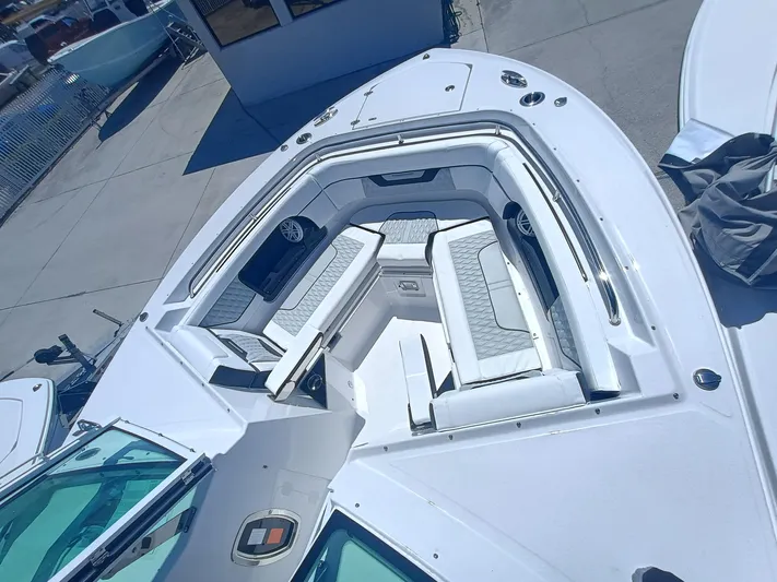 302-126 Yacht Photos Pics 2025 Blackfin 302 DC boat with spacious seating and modern design.